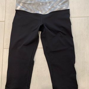 Like New! Lululemon Cropped Leggings. Women’s Size 6.